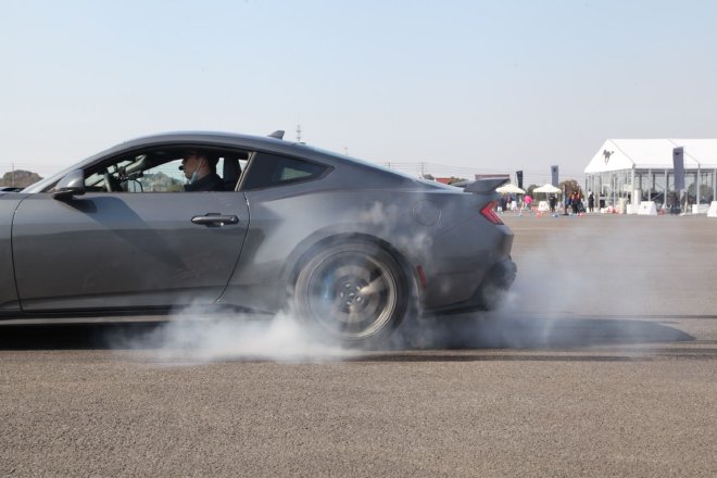 纯粹5.0L V8 场地试驾全新Mustang Dark Horse