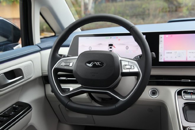 更注重全家出行 试驾瑞风RF8 PHEV版车型