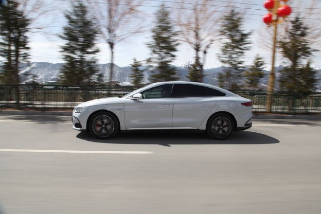 科技配置再升级 试驾比亚迪汉DM-i荣耀版