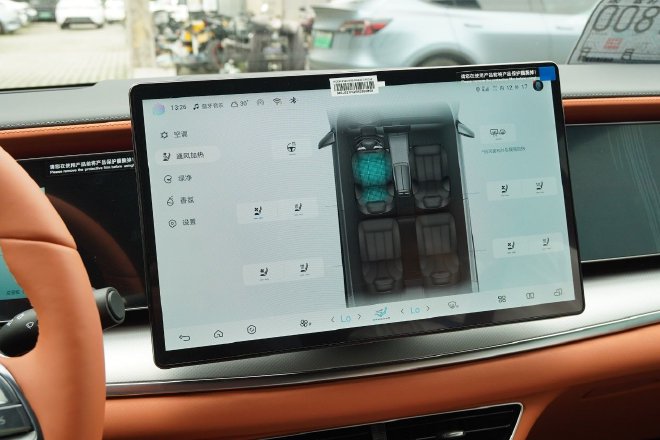 The two-car experience of the seed player seal 06DM-i/ sea lion 07EV in the ocean.
