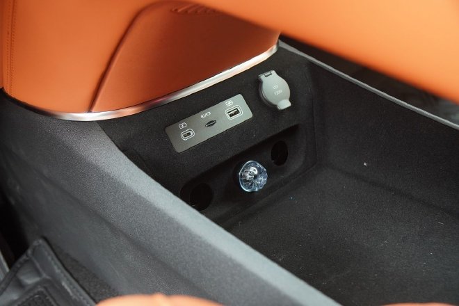 The two-car experience of the seed player seal 06DM-i/ sea lion 07EV in the ocean.