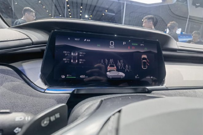 三大明星技术加身 实拍比亚迪2025款宋L EV