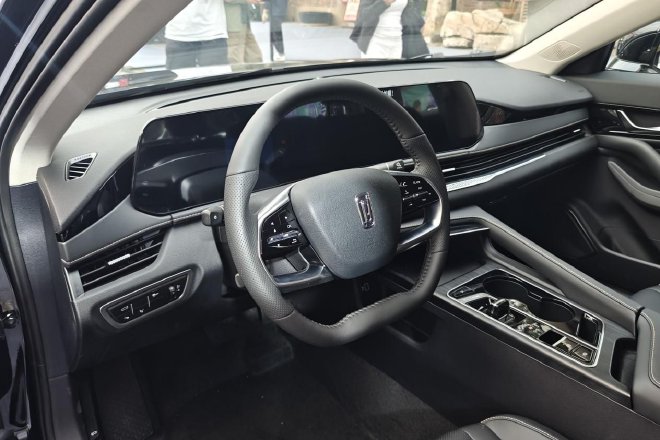 9.88万起售 一汽奔腾B70龙耀版/T90龙耀版上市