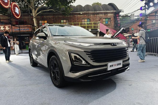 9.88万起售 一汽奔腾B70龙耀版/T90龙耀版上市