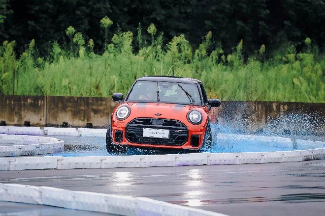 冠军车手领衔带队 MINI全面运动会“开”进成都