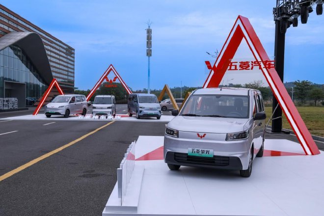 上汽通用五菱第二届致敬奋斗者大会  荣光EV亮相