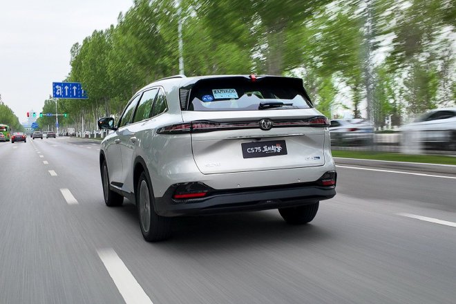 不用充电的深度混动 长安第四代CS75 PLUS蓝鲸超擎试驾