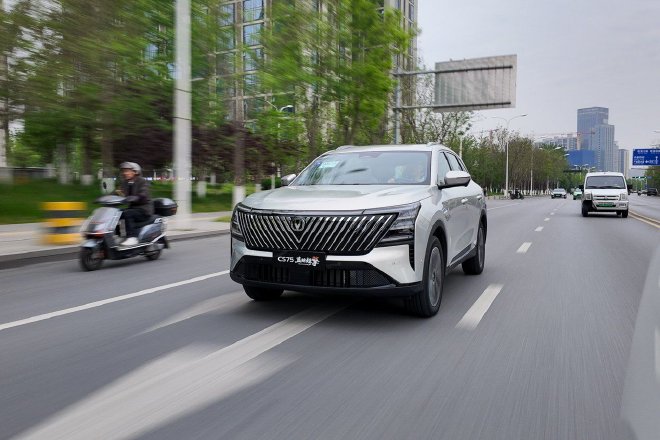 不用充电的深度混动 长安第四代CS75 PLUS蓝鲸超擎试驾