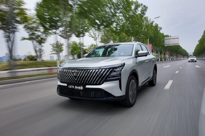 不用充电的深度混动 长安第四代CS75 PLUS蓝鲸超擎试驾