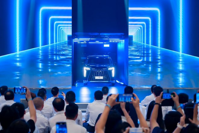 [广汽第3000万辆整车——右舵版广汽传祺M8 PHEV驶下生产线]