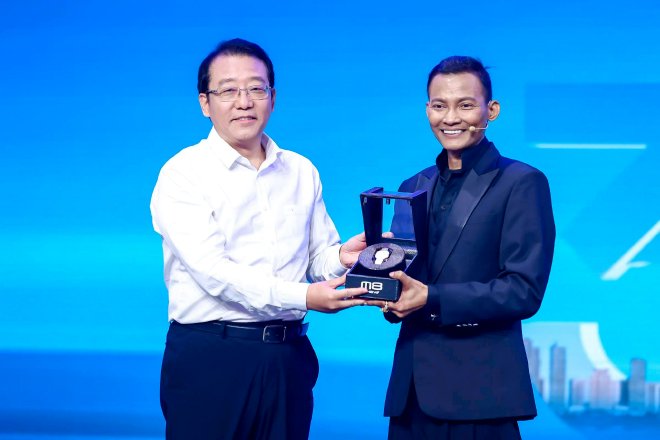 　[冯兴亚（左）为泰国车主Tony Jaa（右）交付新车钥匙]
