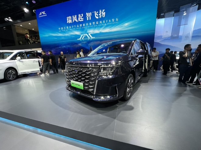 2023成都车展：江淮瑞风RF8正式发布