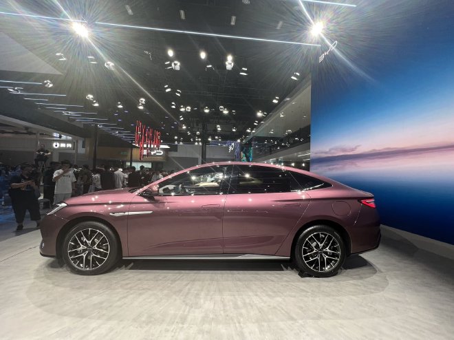 2023成都车展：比亚迪海豹DM-i开启预售