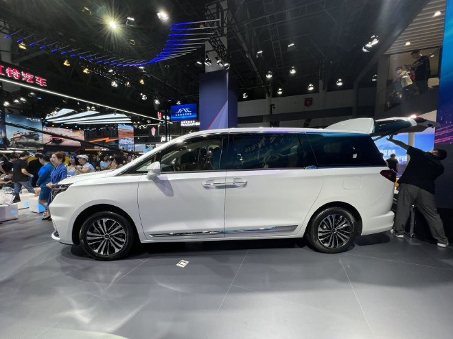 2023成都车展：江淮瑞风RF8正式发布