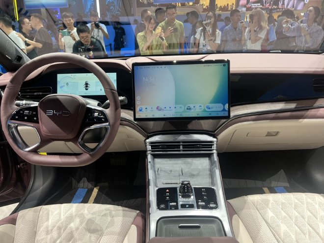 2023成都车展：比亚迪海豹DM-i开启预售