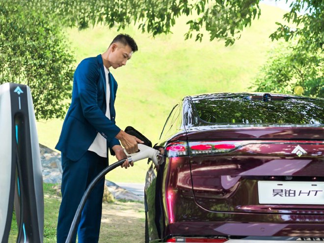 易建联回归家庭首选座驾 昊铂HT即将上市