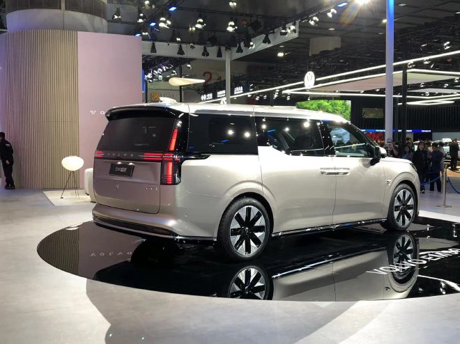 2023广州车展：沃尔沃EM90亮相