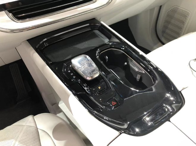 2023广州车展：沃尔沃EM90亮相