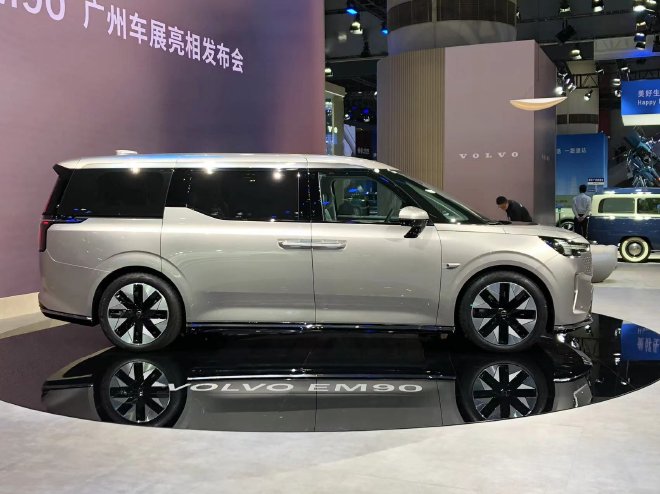 2023广州车展：沃尔沃EM90亮相