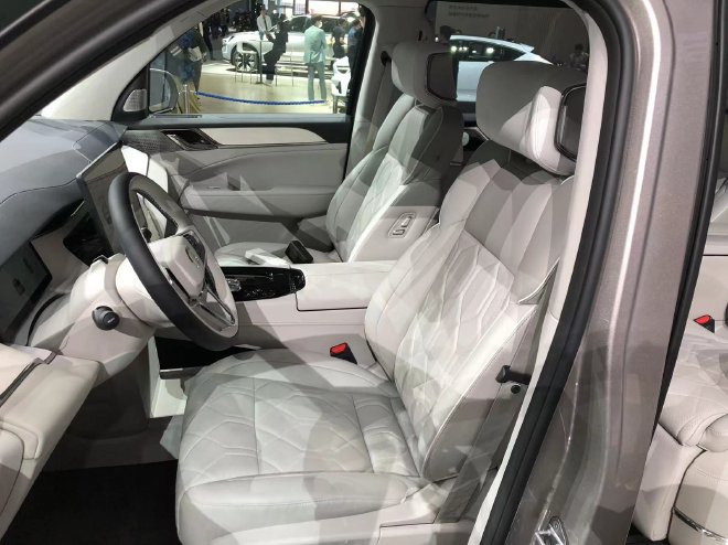 2023广州车展：沃尔沃EM90亮相