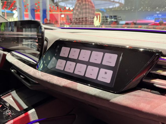 2025上海车展：上汽奥迪A5L Sportback亮相