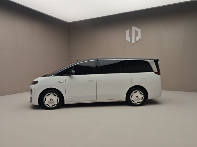 零跑汽车十周年发布会 品牌首款MPV—零跑D99首发