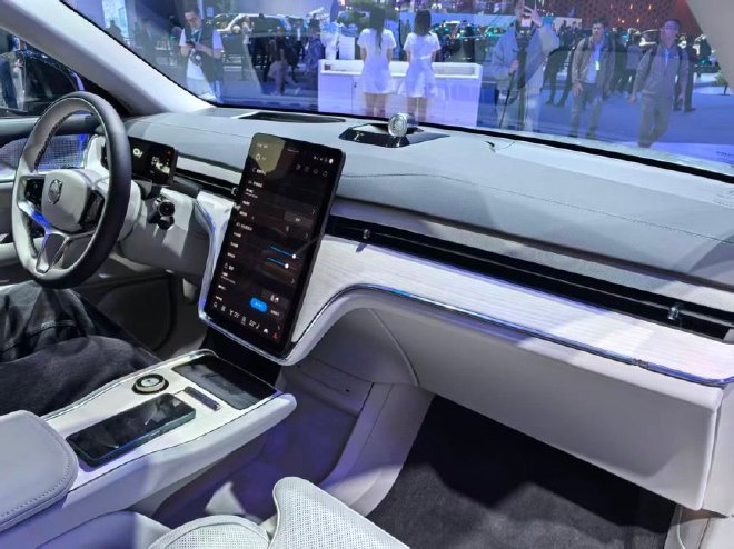 2026北京车展：新款沃尔沃EM90正式上市