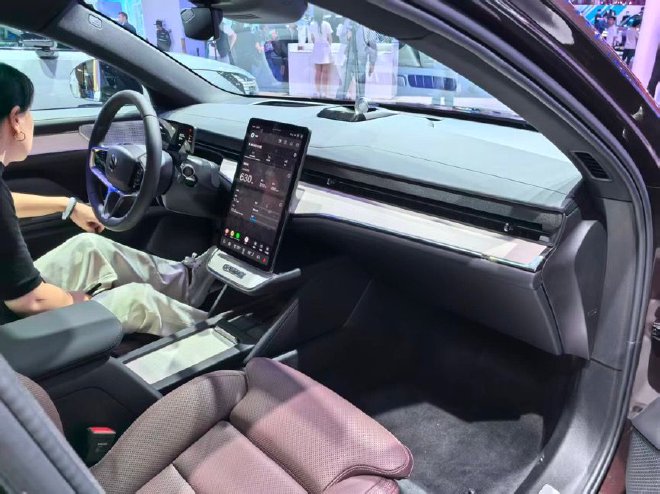 2026北京车展：新款沃尔沃EM90正式上市