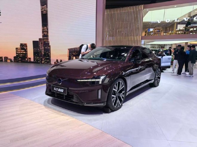 2026北京车展：新款沃尔沃EM90正式上市