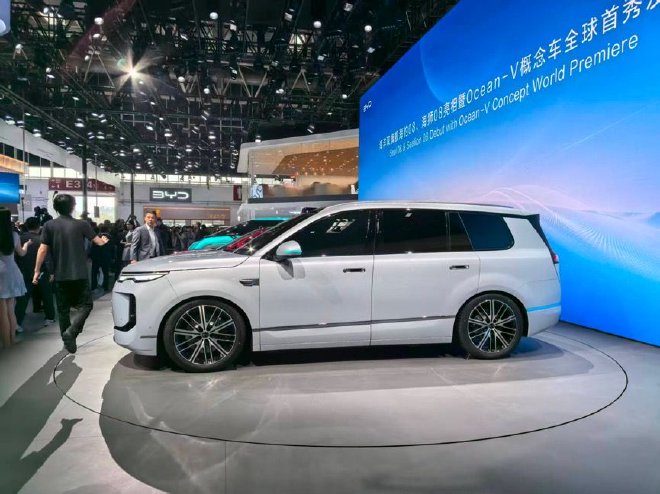 2026北京车展：比亚迪海洋网8系旗舰正式亮相