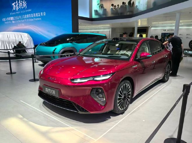 2026北京车展：比亚迪海洋网8系旗舰正式亮相