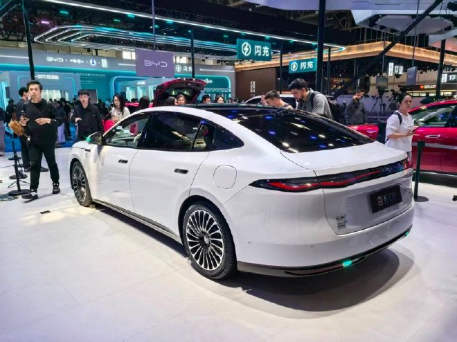 2026北京车展：比亚迪海洋网8系旗舰正式亮相