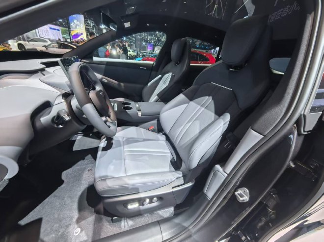 2026粤港澳大湾区车展：小米YU7标准版/YU7 GT亮相