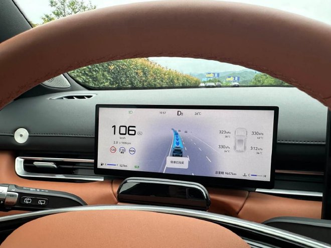 Тест-драйвы Chery Arrizo 8 Pro и Tiggo 9, демонстрирующие интеллектуальные функции автомобилей с бензиновыми двигателями.