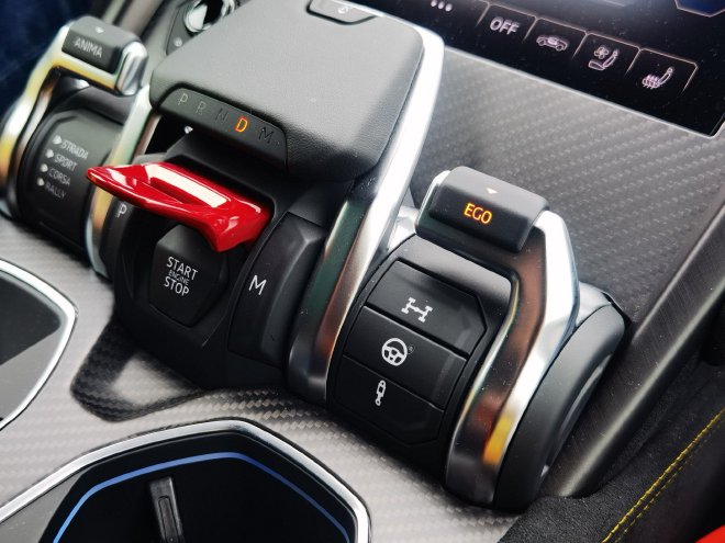 驾驶者也可以通过中控台左边的EGO按键进行车辆状态的自由组合。
