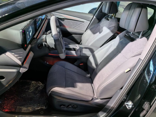 售价25.28-35.88万元 岚图追光PHEV正式上市