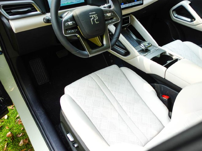 底盘很有韧性 试驾体验比亚迪元UP