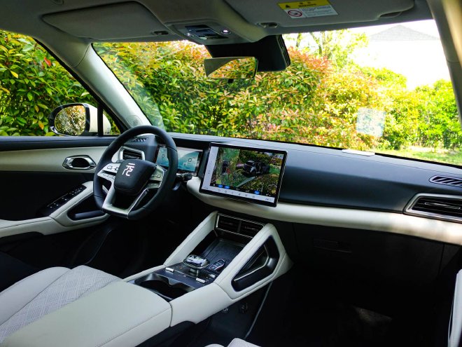 底盘很有韧性 试驾体验比亚迪元UP