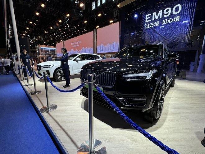 2024成都车展：沃尔沃携旗下插混车型亮相