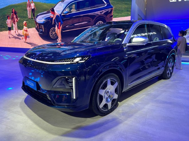 2025上海车展：深蓝S09预售23.99万起