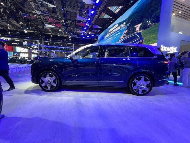 2025上海车展：深蓝S09预售23.99万起