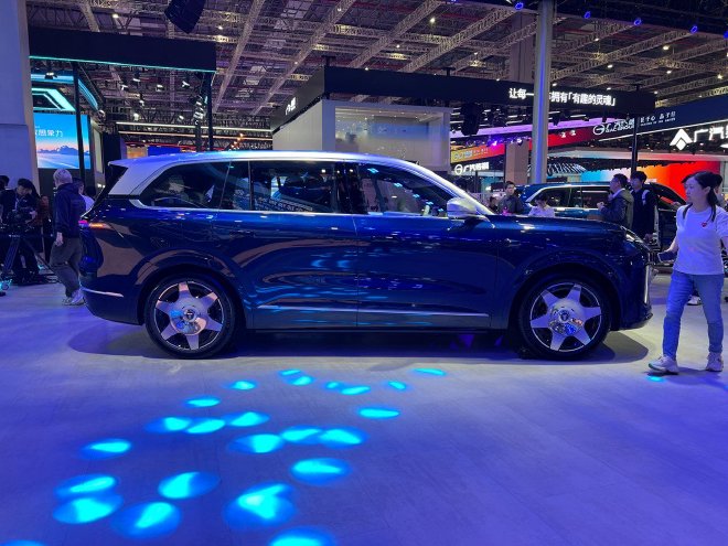 2025上海车展：深蓝S09预售23.99万起