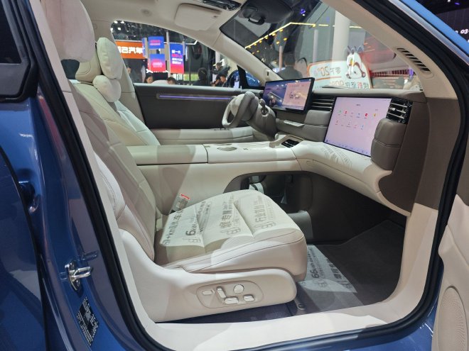 2025成都车展：全新智己LS6正式亮相 预售订单超48000台