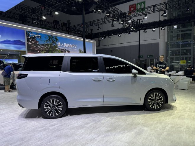 2025成都车展：五菱星光730正式亮相
