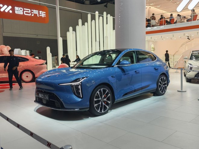 2025成都车展：全新智己LS6正式亮相 预售订单超48000台