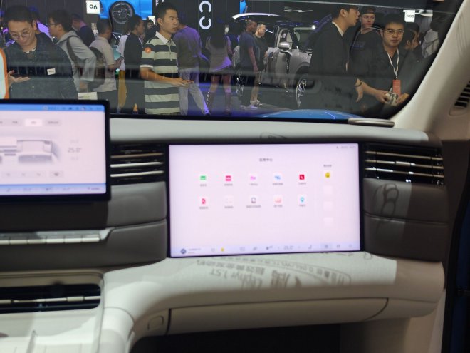 2025成都车展：全新智己LS6正式亮相 预售订单超48000台