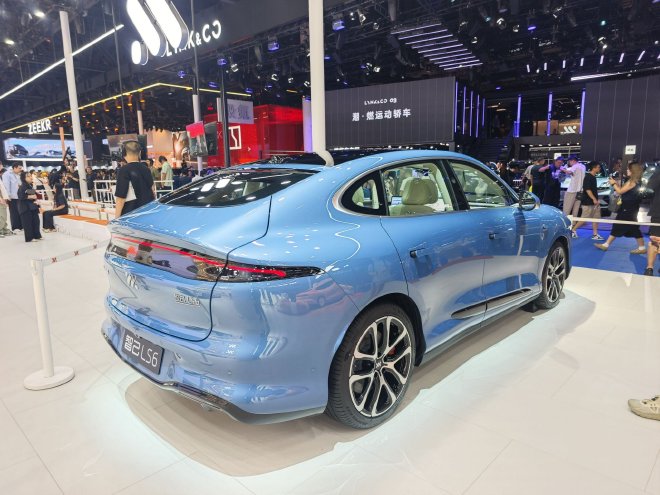 2025成都车展：全新智己LS6正式亮相 预售订单超48000台