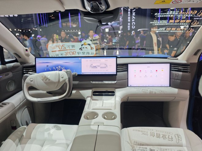 2025成都车展：全新智己LS6正式亮相 预售订单超48000台