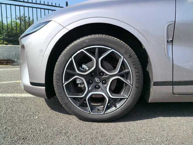 底盘调校更加紧实 试驾长安启源A07超长续航增程版