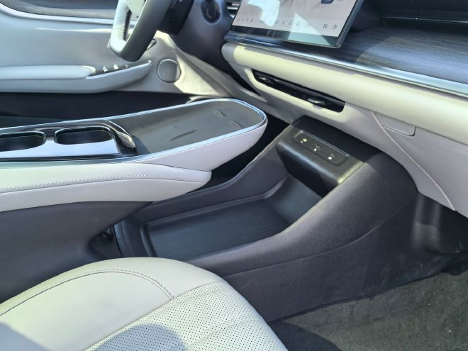 底盘调校更加紧实 试驾长安启源A07超长续航增程版